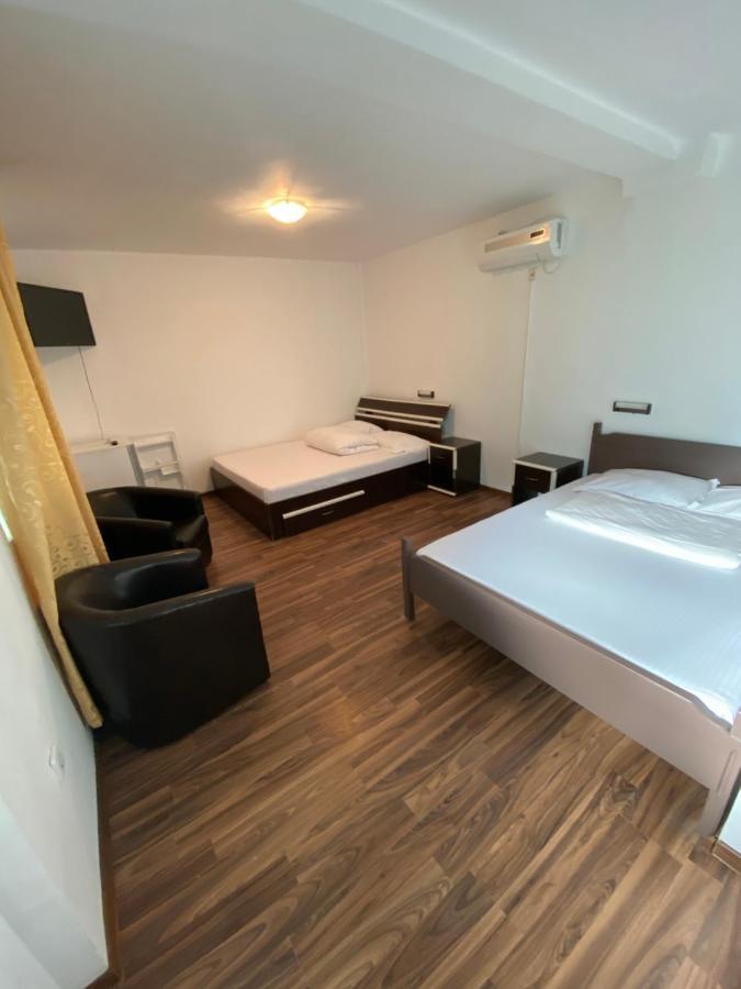 Casa Ciobi Hotel Două Mai Екстериор снимка
