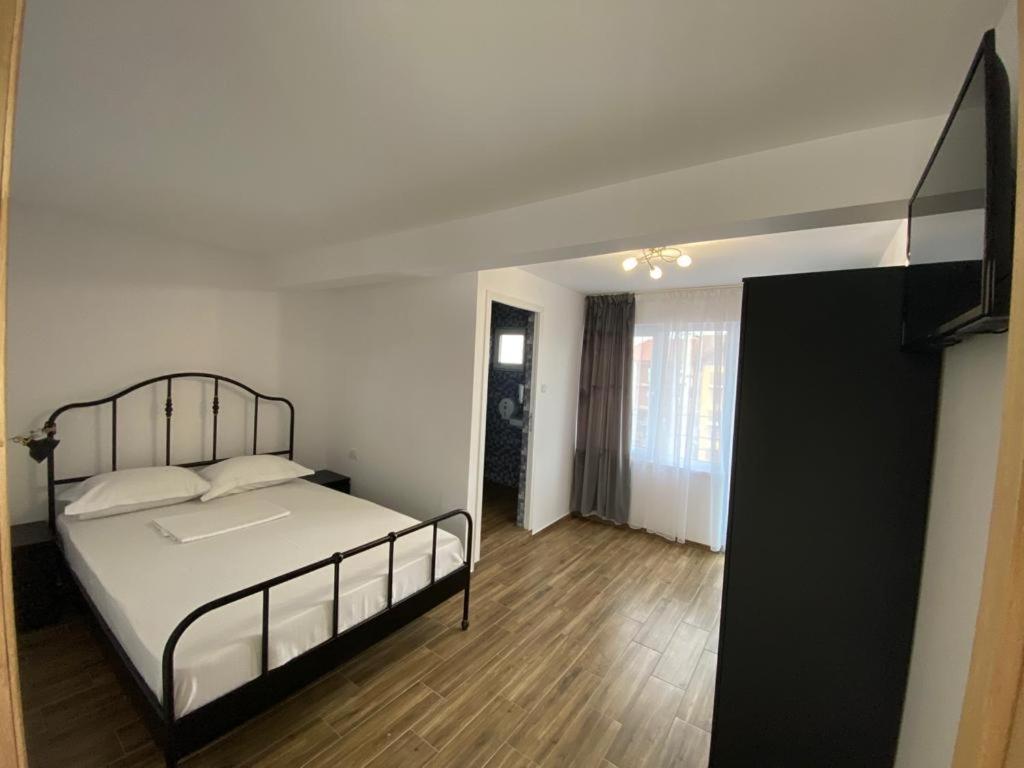 Casa Ciobi Hotel Două Mai Екстериор снимка