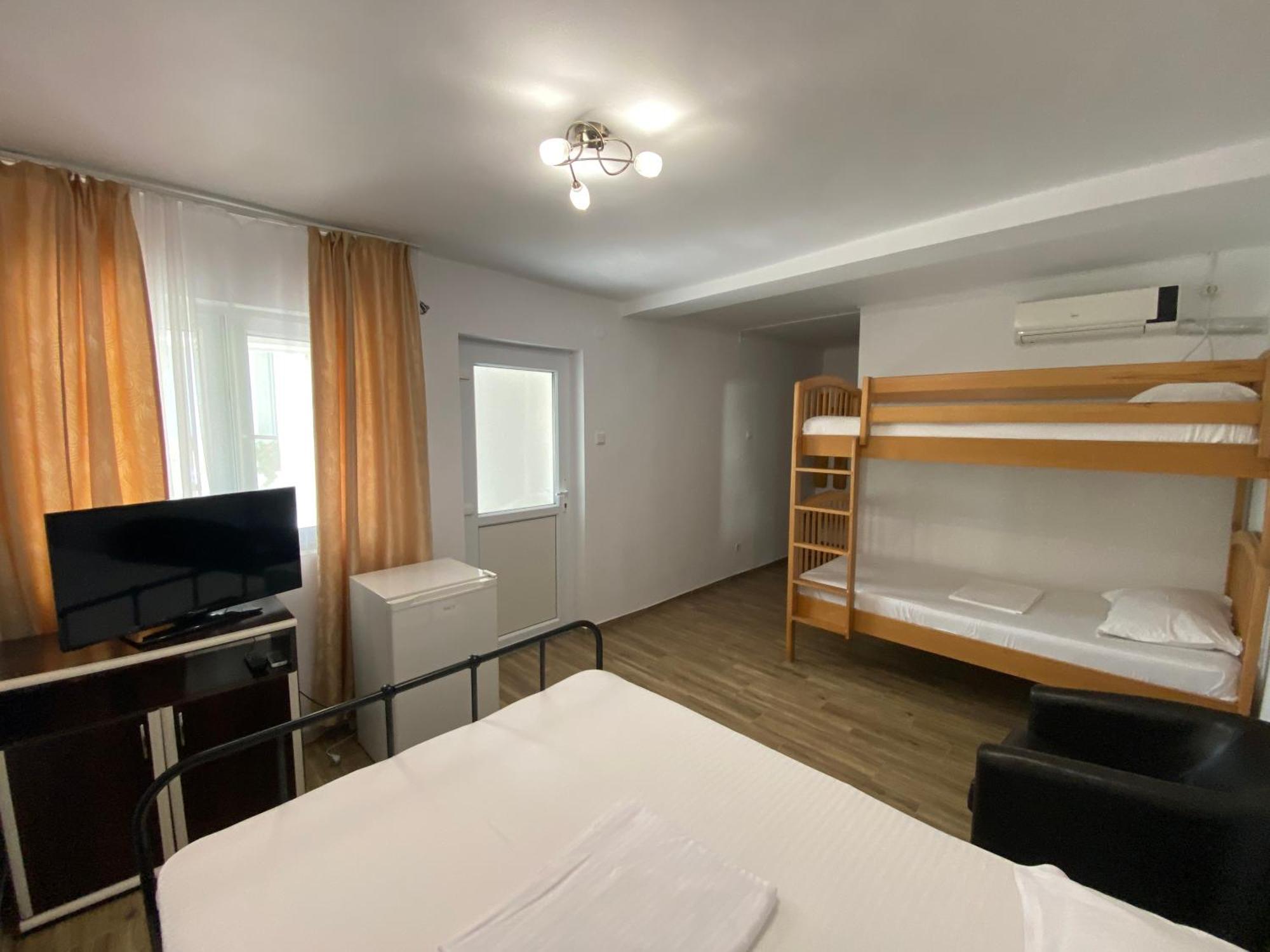 Casa Ciobi Hotel Două Mai Стая снимка