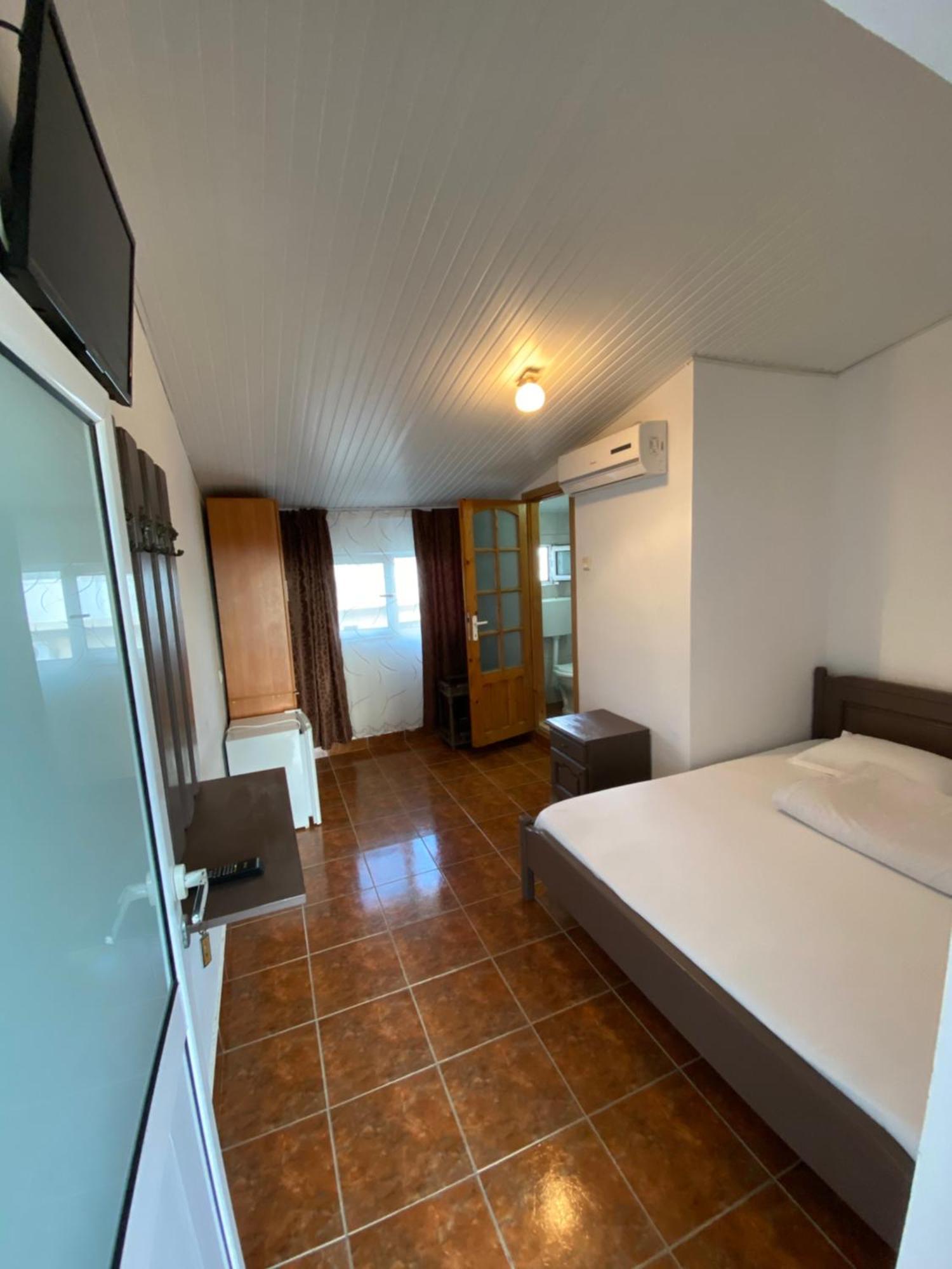 Casa Ciobi Hotel Două Mai Стая снимка